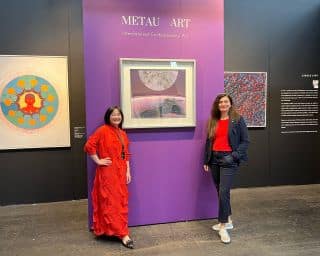Kassandra Voyagis producer/director of LAArtShow and ArtPalmBeachFair has been on quite the road trip this couple of weeks, from Chicago to Palm Beach to Dallas and ending up in San Francisco at the Art Market SF show this weekend.Pictured here: kassandra_voyagis with Fiona Wuang, director of METAU Art (metauart), in front of a piece by artist Liu Kuo-sung. Also, shown here are works by artists Trinley Dechen (left) and Carole Jury (carole.jury) (right). METAU Art is returning as an LA Art Show exhibitor in 2024.