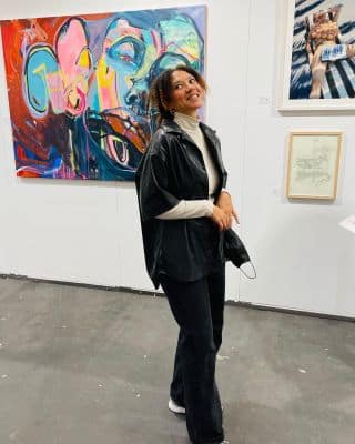 being awkward in front of painting (at affordableartfairhamburg meetfrida.art (and also a little bit proud and thankful and happy. Thanks for having me meetfrida.art)